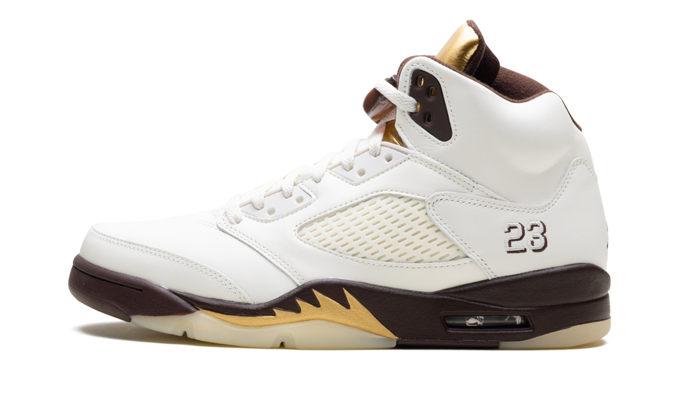 Witte Air Jordan 5 WMNS schoenen met gouden details en zwarte accenten, sneaker met iconaal ontwerp en comfortabele pasvorm
