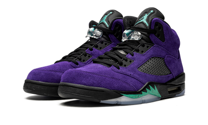 Lucht Jordan 5 Retro "Alternate Grape" schoenen in zwarte en paarse kleuren, zichtbaar met details en ontwerp van het schoenenmodel.
