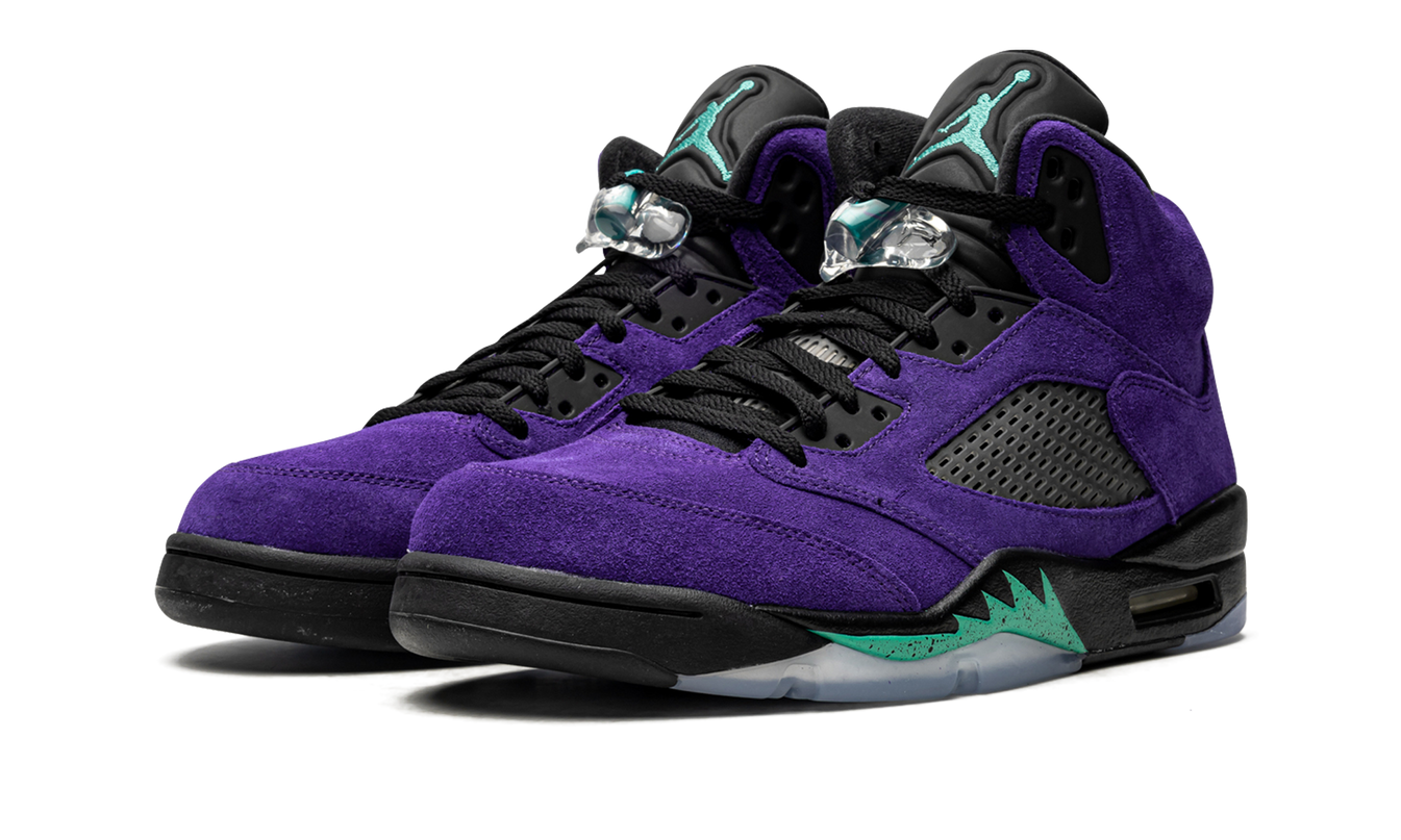 Lucht Jordan 5 Retro "Alternate Grape" schoenen in zwarte en paarse kleuren, zichtbaar met details en ontwerp van het schoenenmodel.