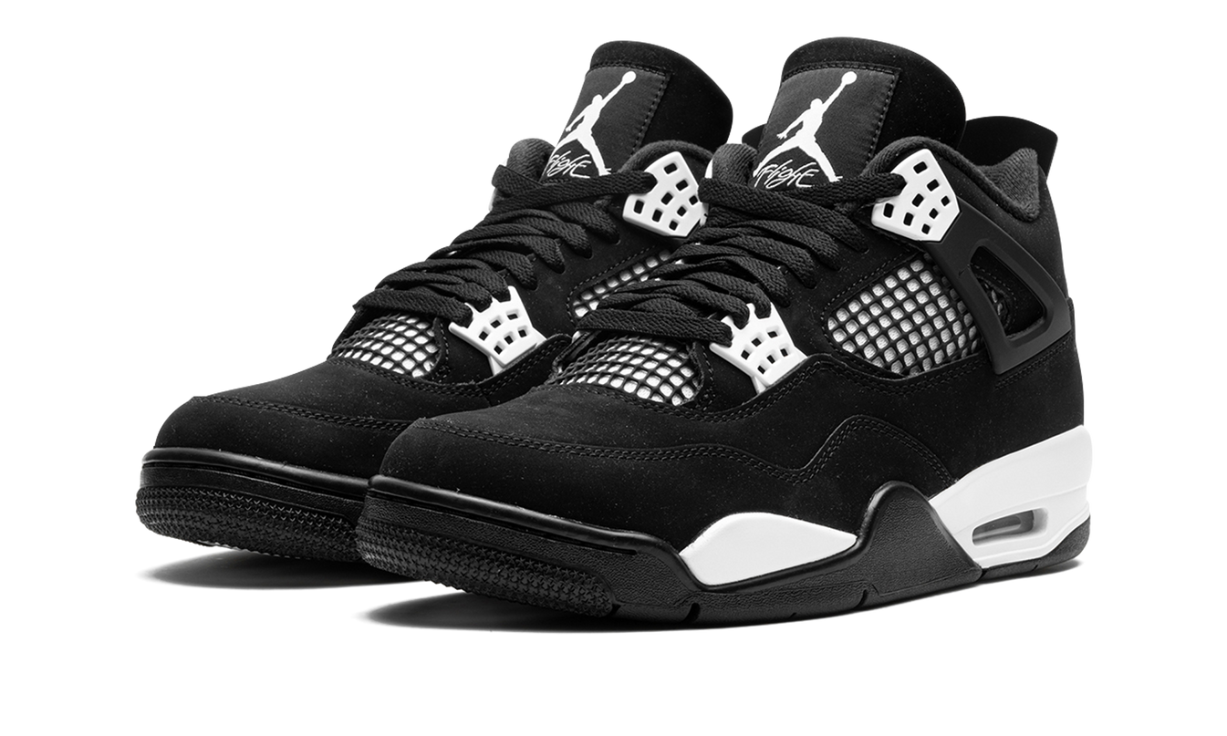 Witte Air Jordan 4 sneakers met zwarte details en gele accenten, ontworpen door Mijn winkel, zichtbaar op de afbeelding.