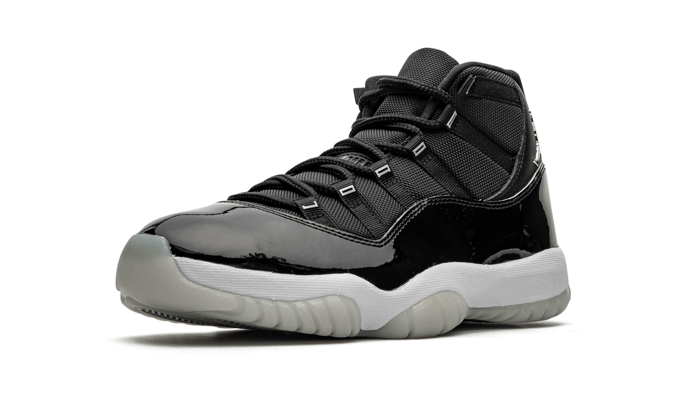 Air Jordan 11 Retro Jubile shoes in zwart en glanzend zilver, met leren en suède details, voor heren en dames
