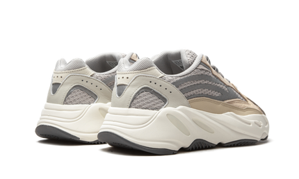 Witte Yeezy Boost 700 V2 sneakers van Mijn winkel met dikke zolen en modern ontwerp, zichtbaar op de afbeelding