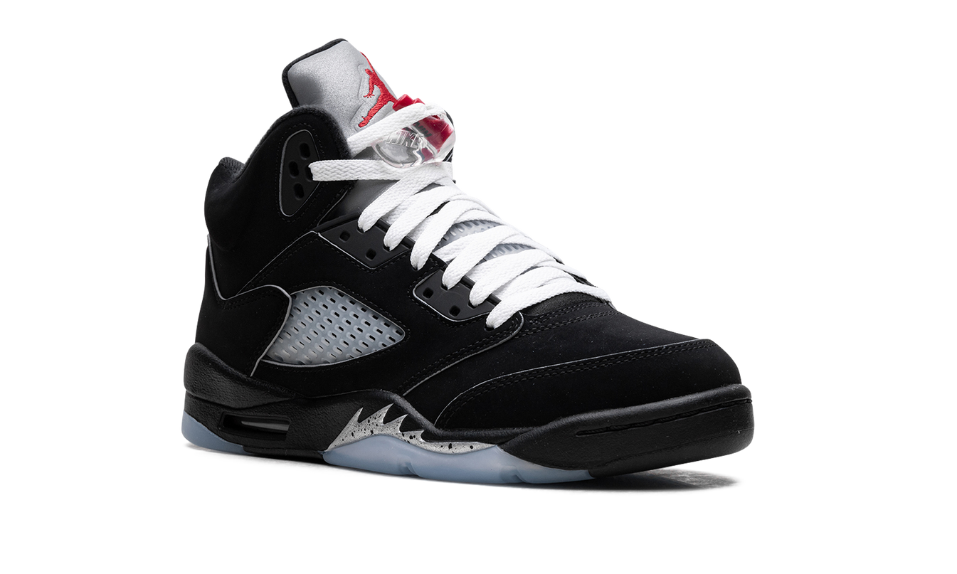 Zwarte Air Jordan 5 Retro OG GS sneakers met metallic details en herontworpen ontwerp, zichtbaar op de afbeelding.