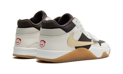 Nike Jumpman Jack Travis Scott Sail sneakers, zwart-witte sportschoenen met logo, gedragen door een model op een witte achtergrond