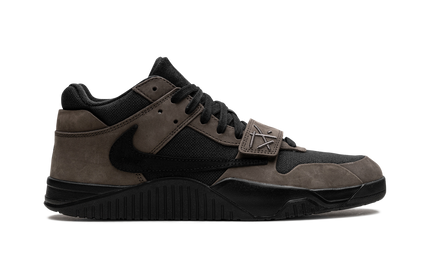 Nike Jumpman Jack TR sneakers in Dark Mocha kleuren, met zwart en bruin details, zichtbaar in close-up.