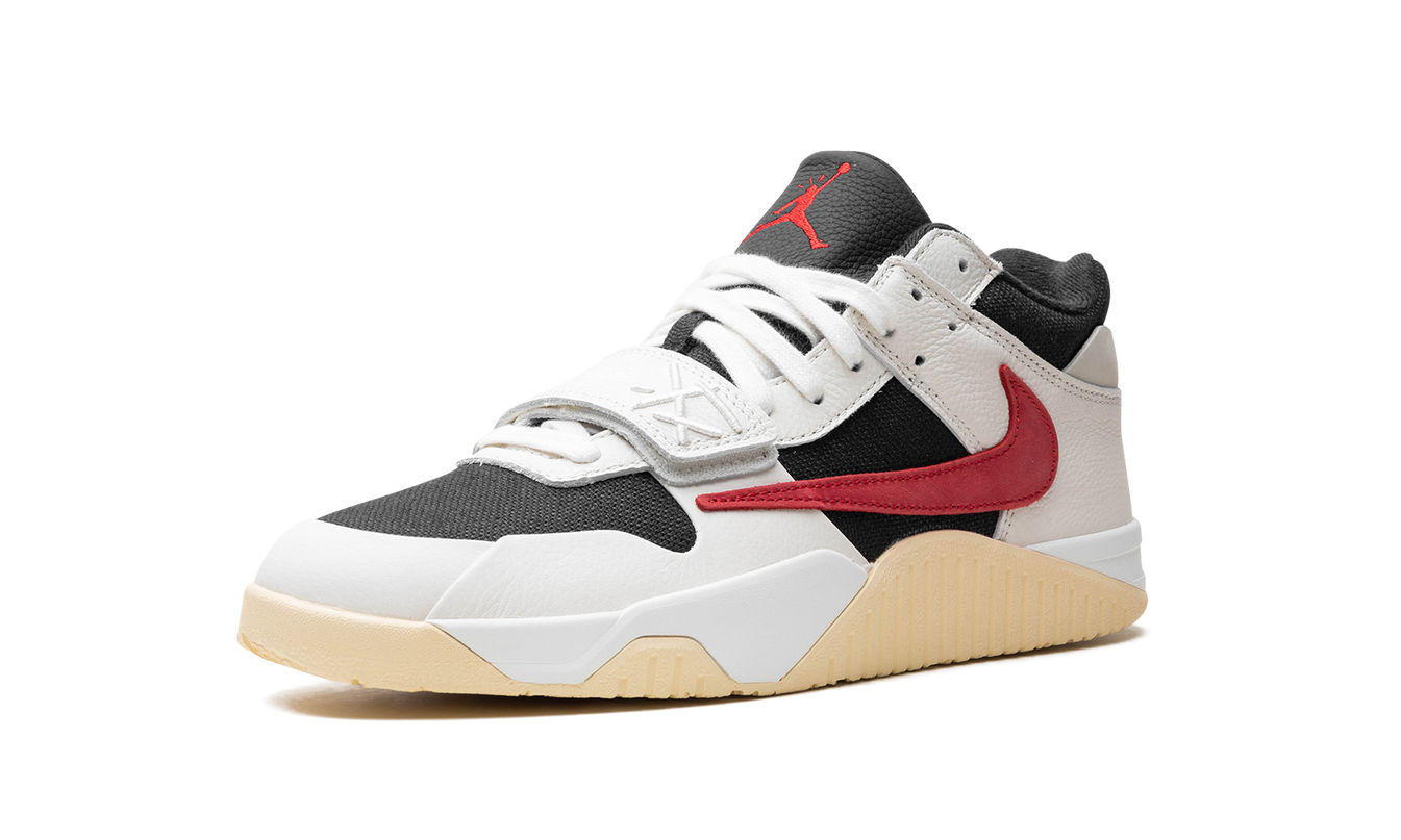 Nike Jumpman Jack Travis Scott sneakers in university red, zwart en wit met sportieve details en het Jumpman logo zichtbaar.