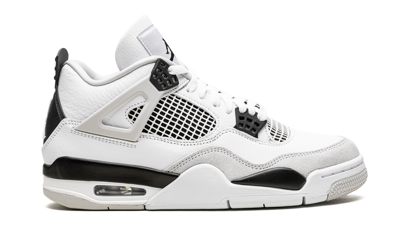 Zwarte Air Jordan 4 Retro sneakers met militaire zwarte details en witte zool, gemaakt door Mijn winkel.