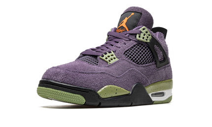 Lichte Air Jordan 4 WMNS schoenen in Canyon Purple met paarse en witte details, zichtbaar van de zijkant.