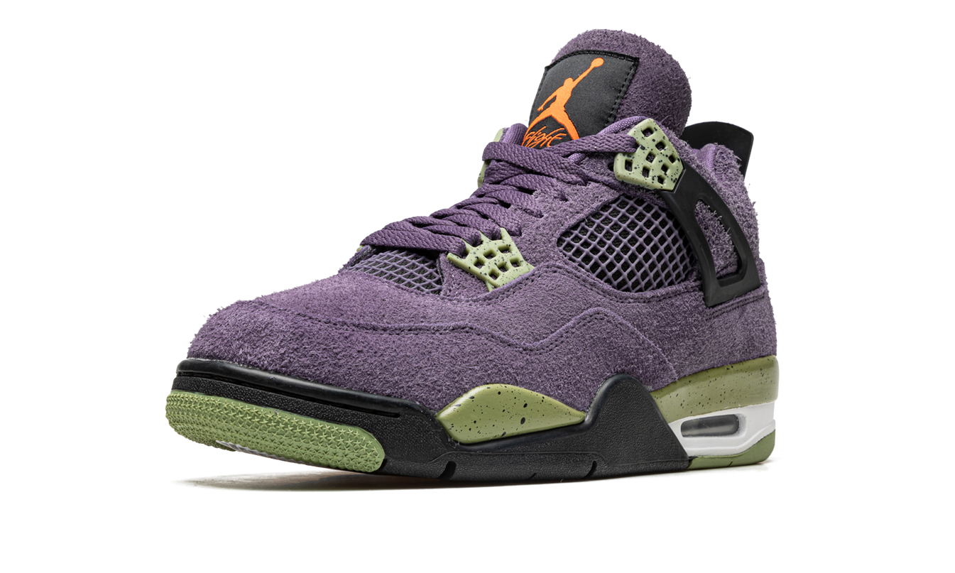 Lichte Air Jordan 4 WMNS schoenen in Canyon Purple met paarse en witte details, zichtbaar van de zijkant.
