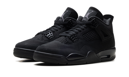 Zwarte Air Jordan 4 "Black Cat 2025" sneakers van Mijn winkel, close-up van de zwarte leren schoenen met witte details.