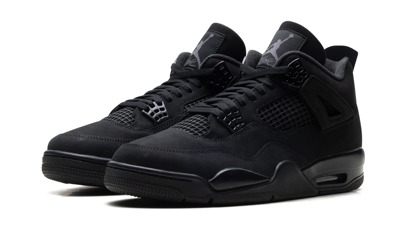 Zwarte Air Jordan 4 "Black Cat 2025" sneakers van Mijn winkel, close-up van de zwarte leren schoenen met witte details.