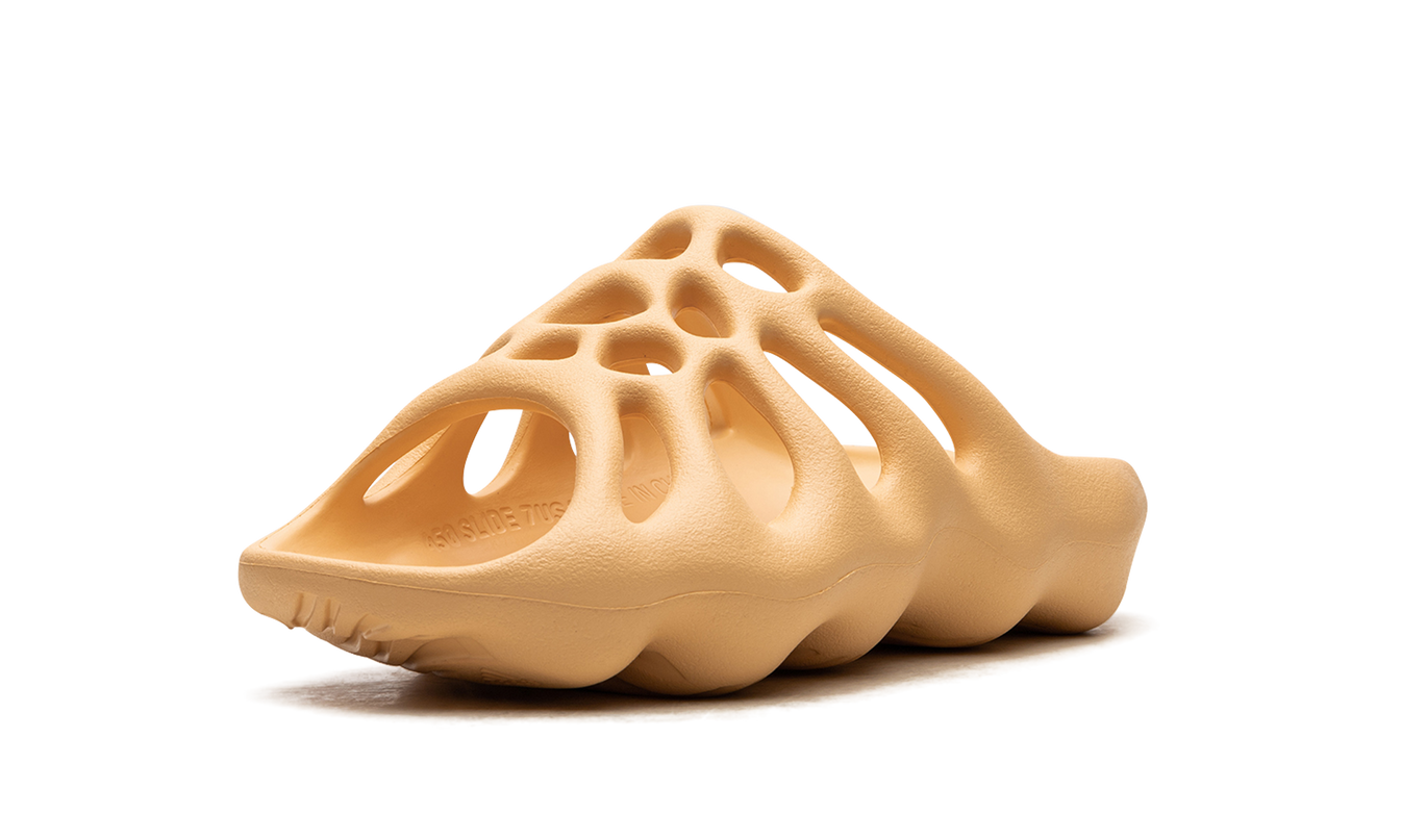 Zacht crèmekleurige Yeezy 450 slippers van Mijn winkel met gladde, comfortabele schoenbanden en een moderne, minimalistische uitstraling.