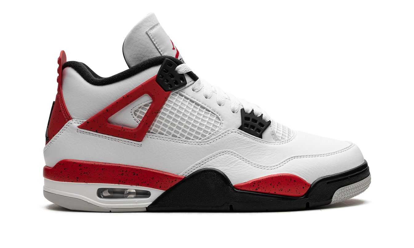 Roze en grijze Air Jordan 4 schoenen met rode cement details, zichtbaar op de afbeelding.