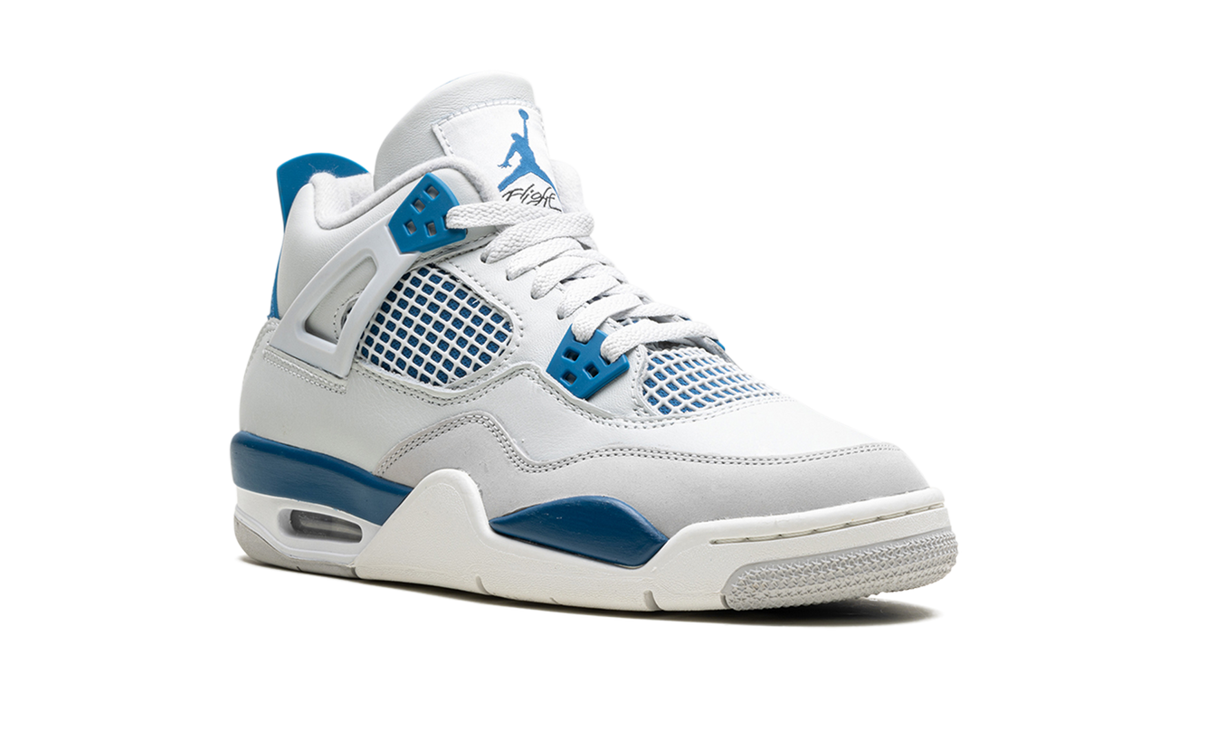 Witte en blauwe Air Jordan 4 GS sneakers met militaire blauwe accenten en witte zool, gemaakt door Mijn winkel.