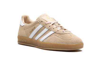 Witte en beige Adidas Gazelle indoor schoenen voor dames, schoenen met zachte textuur en sportieve uitstraling