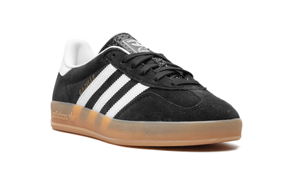 Zwarte Adidas Gazelle Indoor schoenen voor dames met leren bovenkant en lichte zool, geschikt voor binnensporten.