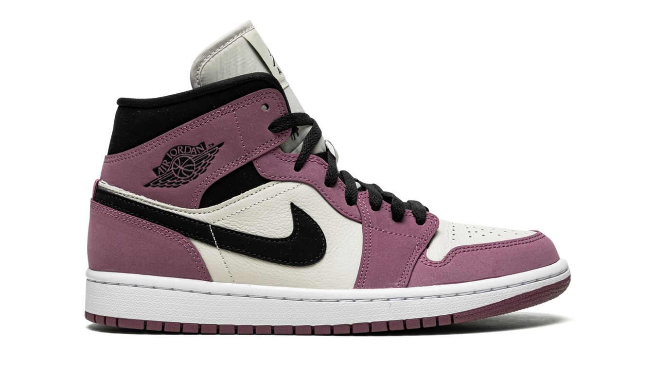Sportieve Air Jordan 1 MID SE dames sneakers in roze en wit met leren details, geschikt voor casual en sportief gebruik.