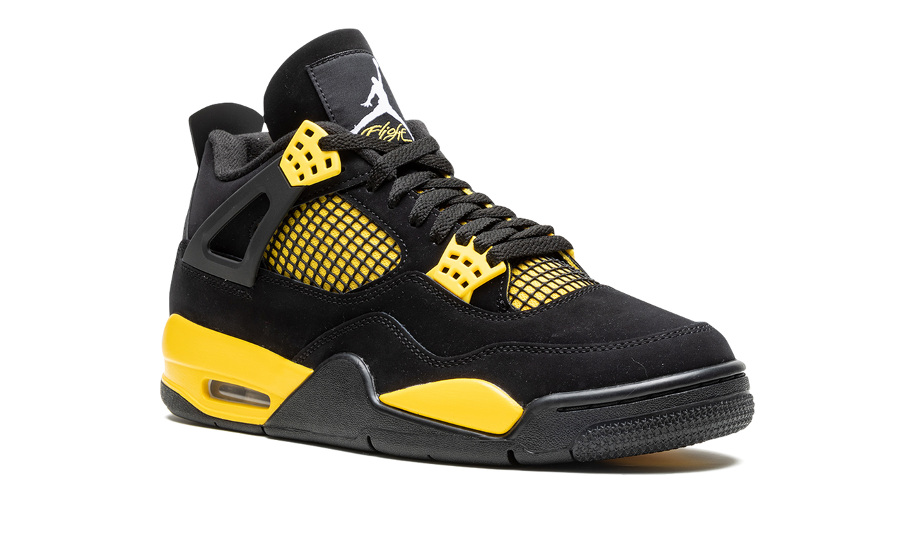 Gele Air Jordan 4 Retro "Thunder 2023" sneakers met zwarte details en witte zool, recht van voren gefotografeerd.