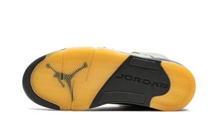 Lichte Air Jordan 5 Retro "Jade Horizon" sneakers met groene accenten en witte leren bovenkant, zichtbaar op de afbeelding.