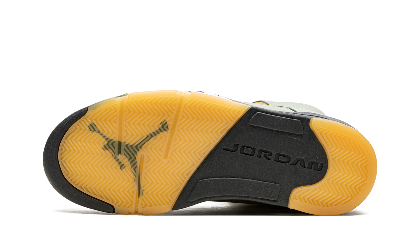 Lichte Air Jordan 5 Retro "Jade Horizon" sneakers met groene accenten en witte leren bovenkant, zichtbaar op de afbeelding.