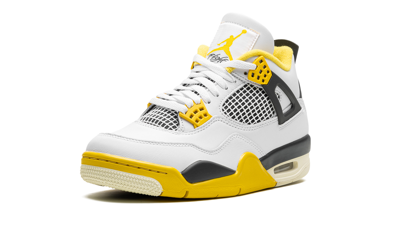 Witte en gele Air Jordan 4 WMNS schoenen met gele accenten en zwart detail, getoond op een witte achtergrond.