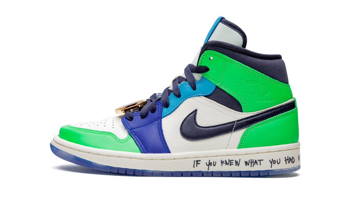 Air Jordan 1 Mid WMNS schoenen met ontwerp van Melody Ehsani, zwarte en gouden details, zichtbaar op de afbeelding