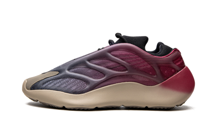 Zwarte Yeezy 700 V3 "Fade Carbon" sneakers met oranje en grijze details, zichtbaar op de afbeelding.