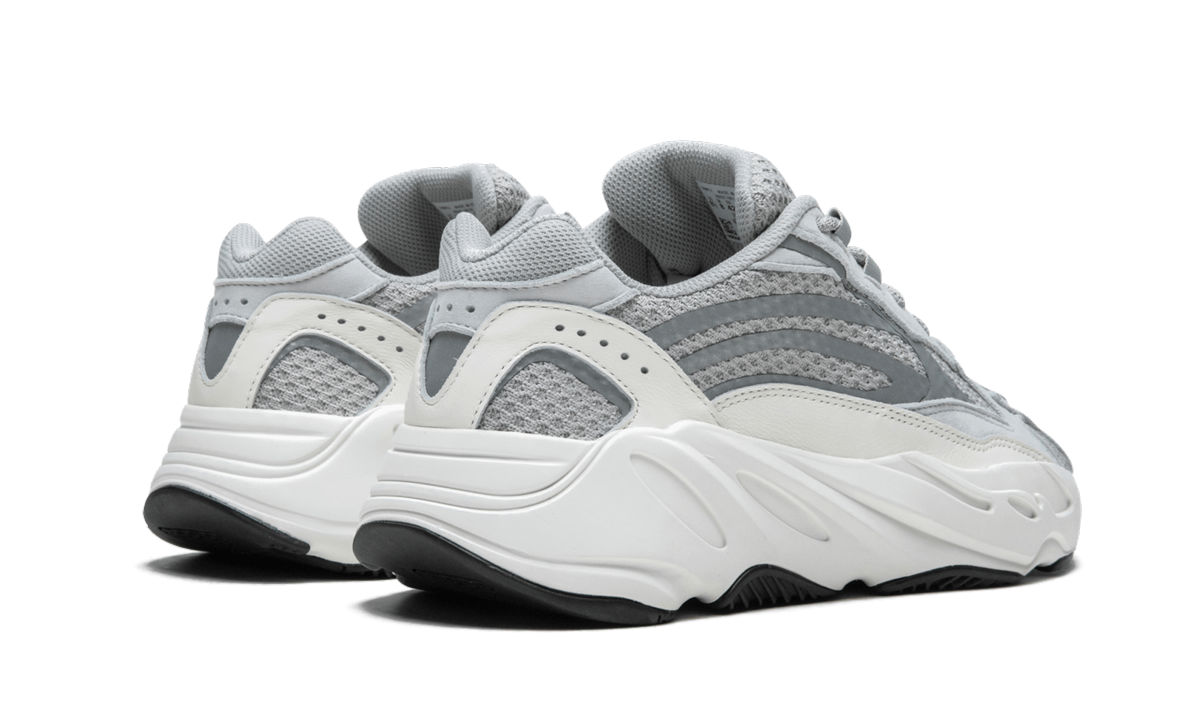 Witte Yeezy Boost 700 V2 "Static" sneakers met grijze en blauwe details, zichtbaar op een schoenenafbeelding