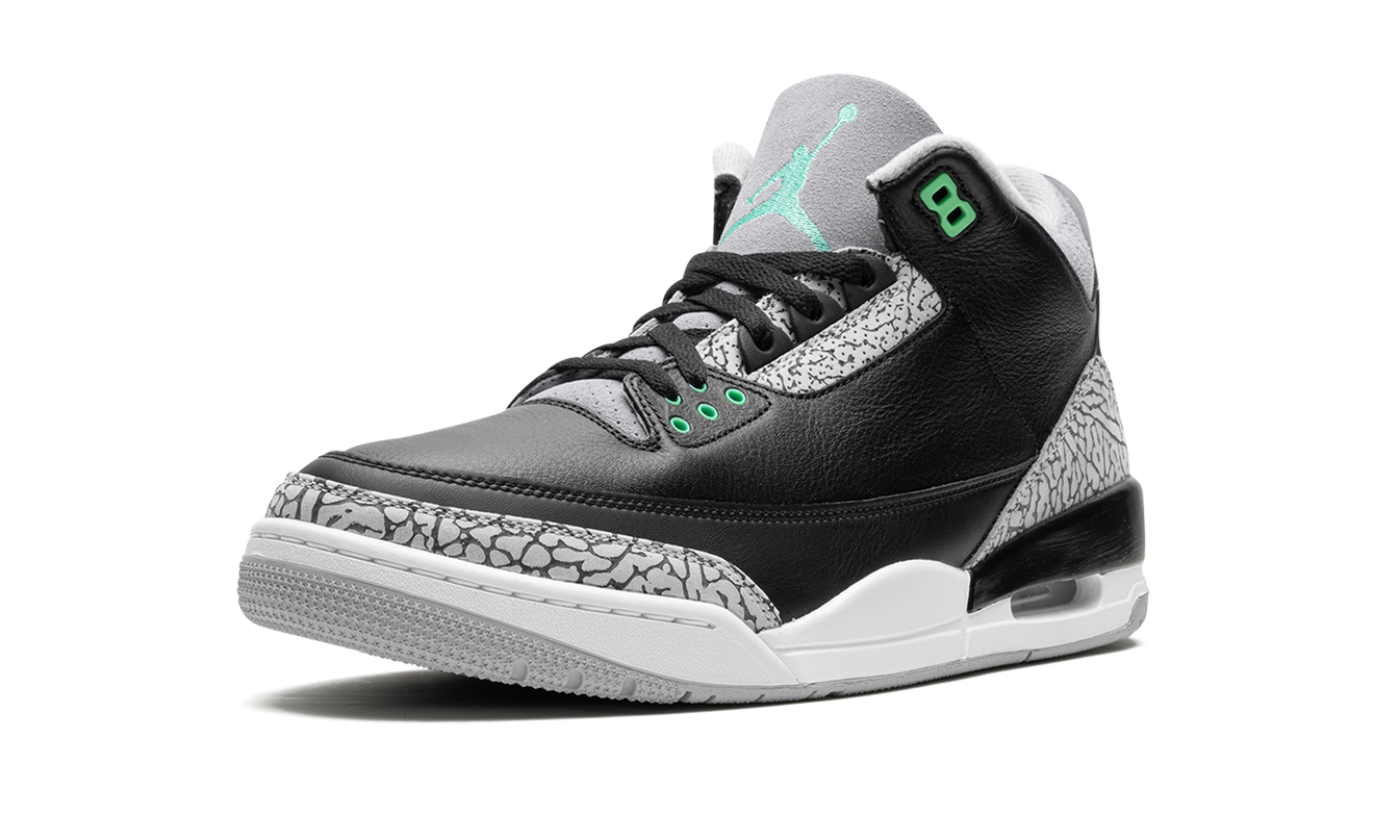 Groene Air Jordan 3 Retro sneakers van Mijn winkel, close-up van de schoenen met groene accenten en witte zool.