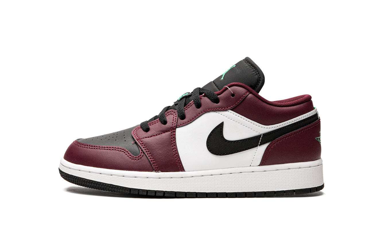 Lichte Air Jordan 1 Low SE GS schoenen in donker biet en roma groen met witte details, zichtbaar van de zijkant.