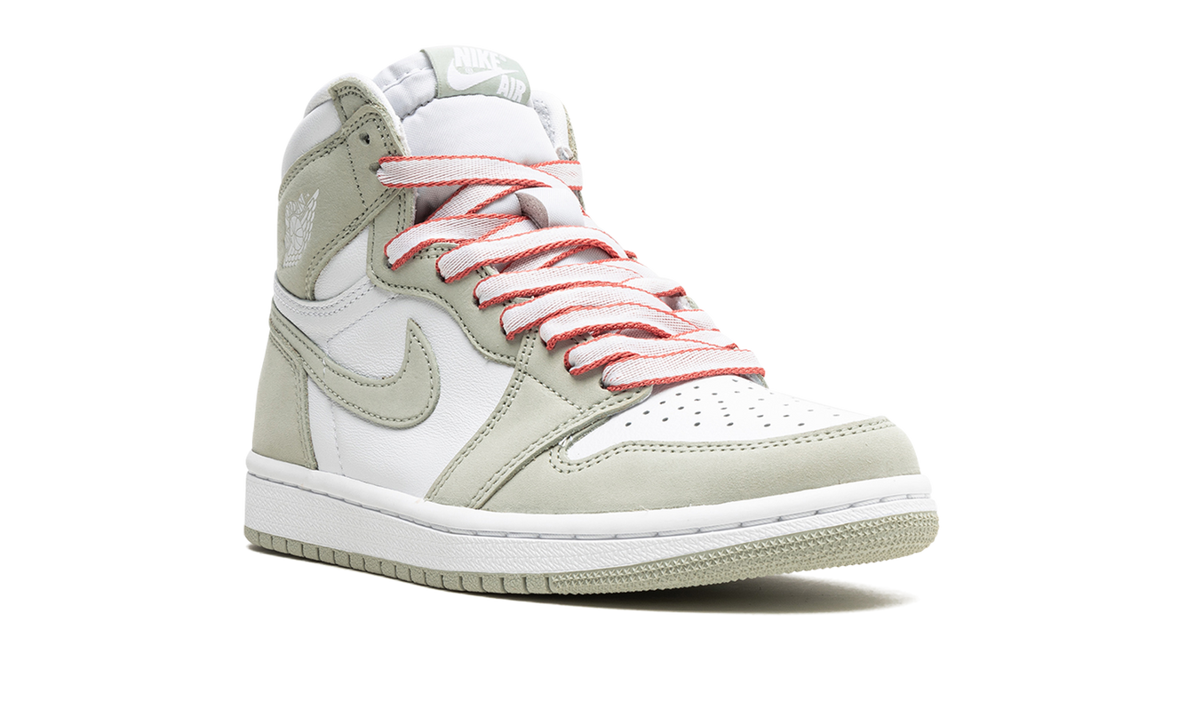 Elegante Air Jordan 1 HIGH OG WMNS Seafoam schoenen in frisse groene tint met witte details, zichtbaar op de afbeelding.