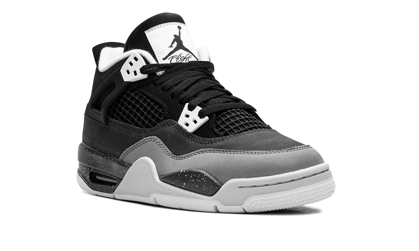 Sneakers Air Jordan 4 GS "Fear" in zwart en rood, met leren en suède details, voor jonge sneakerliefhebbers.