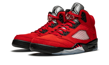 Sportieve Air Jordan 5 Retro schoenen in rood en zwart met witte details, iconisch ontwerp van Mijn winkel.