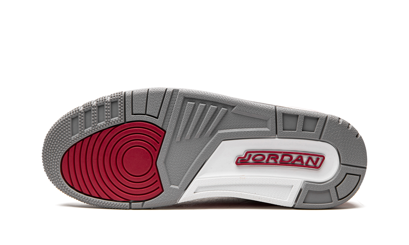 Lichte Air Jordan 3 "Cardinal" sneakers in rood en wit met leren bovenwerk en witte zool, zichtbaar op de afbeelding.