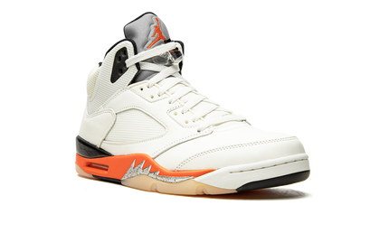 Leren Air Jordan 5 Retro schoenen in zwart en oranje met witte details en doorstreepte backboard-ontwerp, op een witte achtergrond