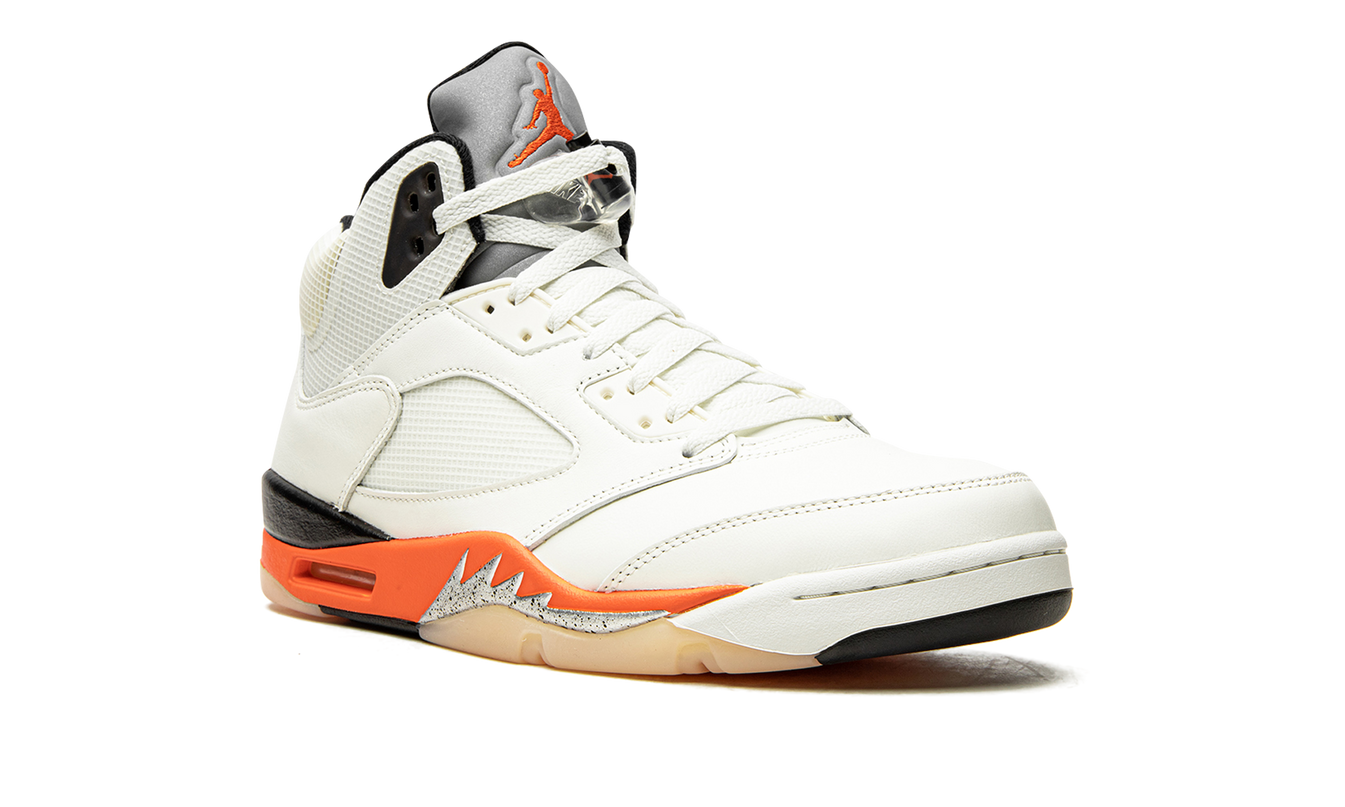 Leren Air Jordan 5 Retro schoenen in zwart en oranje met witte details en doorstreepte backboard-ontwerp, op een witte achtergrond