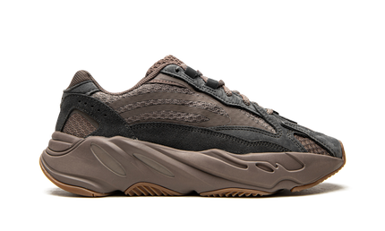 Yeezy Boost 700 V2 "Mauve" sneakers, grijs en paarse sportschoenen met leren en mesh details, op een witte achtergrond