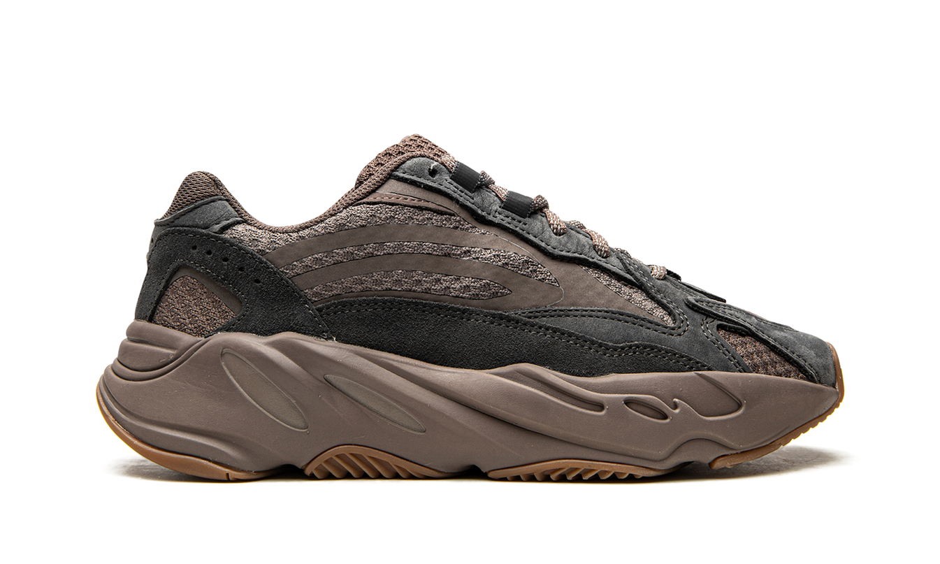 Yeezy Boost 700 V2 "Mauve" sneakers, grijs en paarse sportschoenen met leren en mesh details, op een witte achtergrond