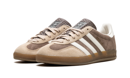 Adidas Gazelle indoor schoenen in Earth Strata Magic Beige met beige leren upper en witte zool.