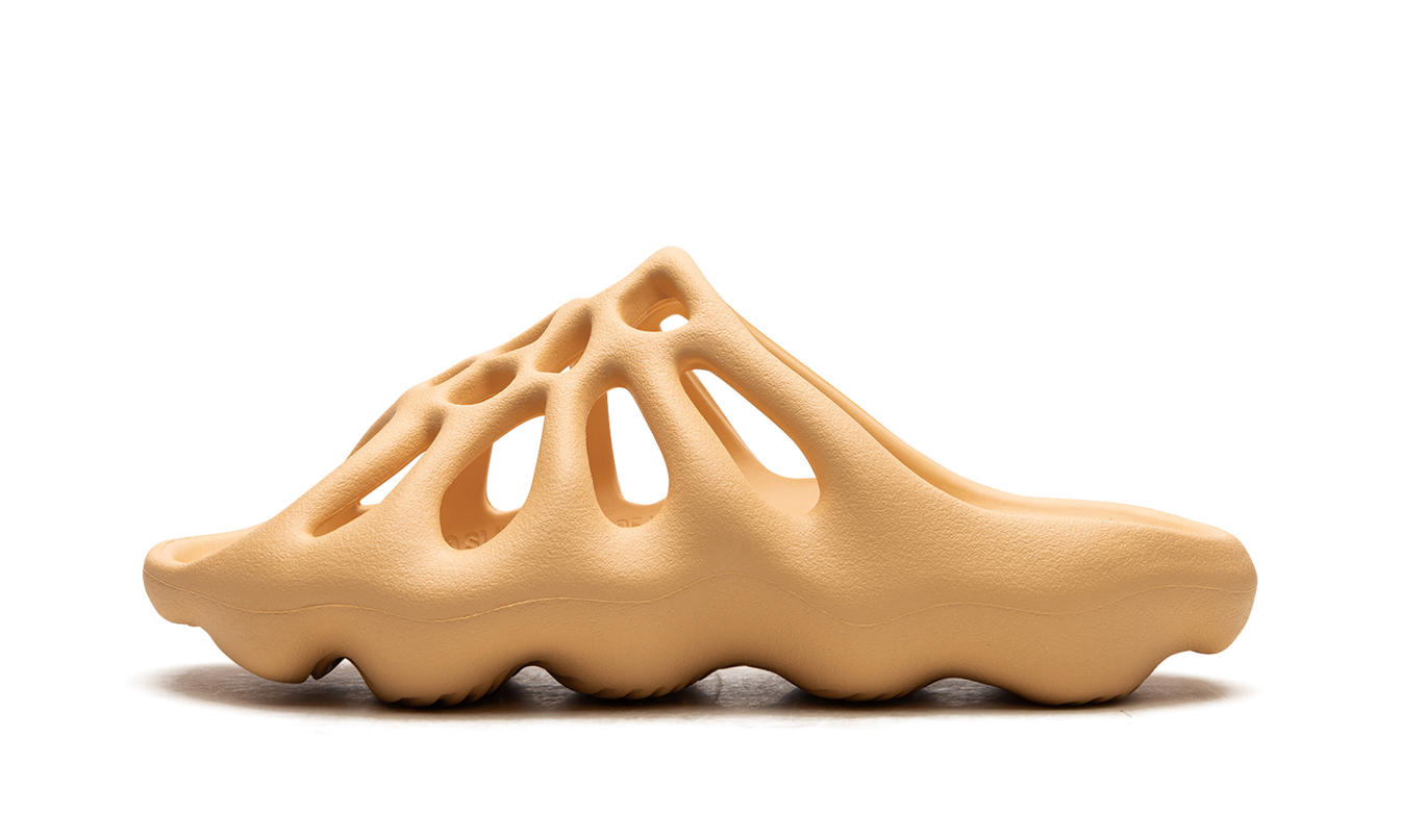 Slaapschoenen van Mijn winkel, Yeezy 450 Slide "Cream" in crèmekleurig met comfortabele ontwerp en schuimrubberzool.
