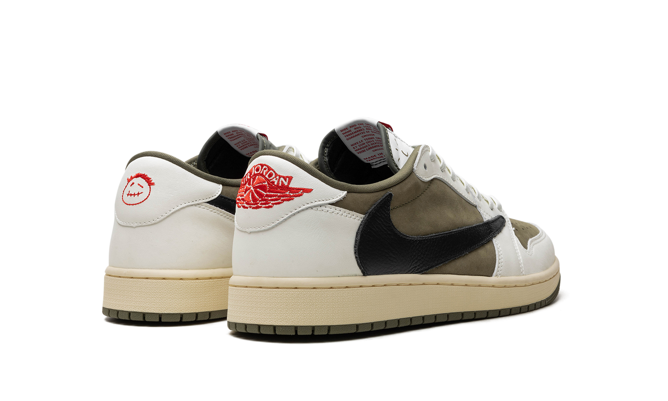 Witte en groene Air Jordan 1 "Travis Scott - Medium Olive" schoenen met leren details en zwarte accenten, sneakers voor heren