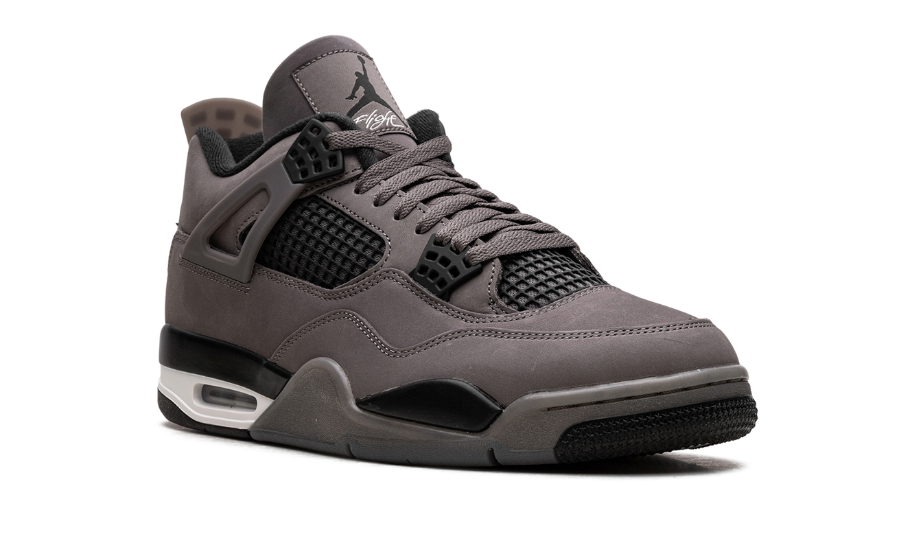 Lage Air Jordan 4 sneakers "Cave Stone" in grijs en wit met leren details, zichtbaar in de afbeelding.