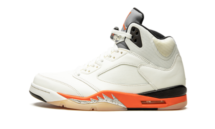 Lage Air Jordan 5 Retro schoenen in zwart, oranje en wit met Shattered Backboard design en Nike logo zichtbaar