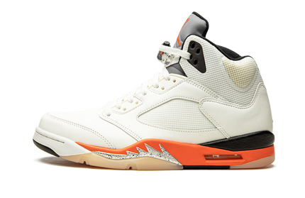 Lage Air Jordan 5 Retro schoenen in zwart, oranje en wit met Shattered Backboard design en Nike logo zichtbaar