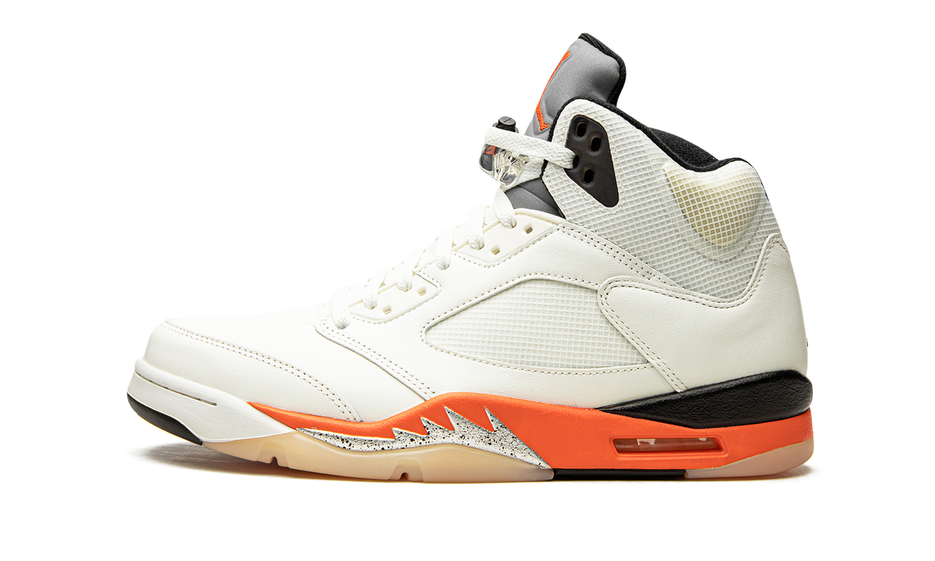 Lage Air Jordan 5 Retro schoenen in zwart, oranje en wit met Shattered Backboard design en Nike logo zichtbaar