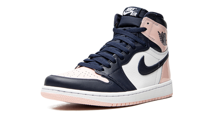 Zwarte Air Jordan 1 HIGH WMNS "Bubble Gum" sneakers met roze details en hoge pasvorm, gedragen door een model.