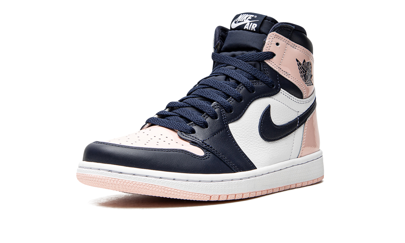 Zwarte Air Jordan 1 HIGH WMNS "Bubble Gum" sneakers met roze details en hoge pasvorm, gedragen door een model.