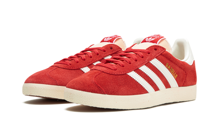Adidas Gazelle Glory Red schoenen in rood met witte zool en merklogo, geschikt voor casual dragen.