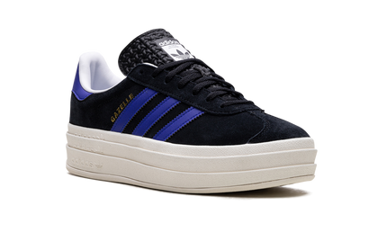 Zwarte Adidas Gazelle BOLD dames sneakers met blauwe details, visueel duidelijk in de afbeelding, comfortabel en sportief ontwerp.