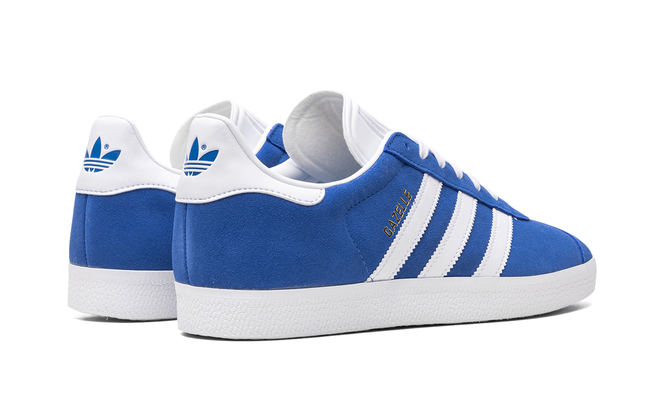 Blauwe Adidas Gazelle schoenen met witte details, stijlvolle sneakers voor heren en dames.